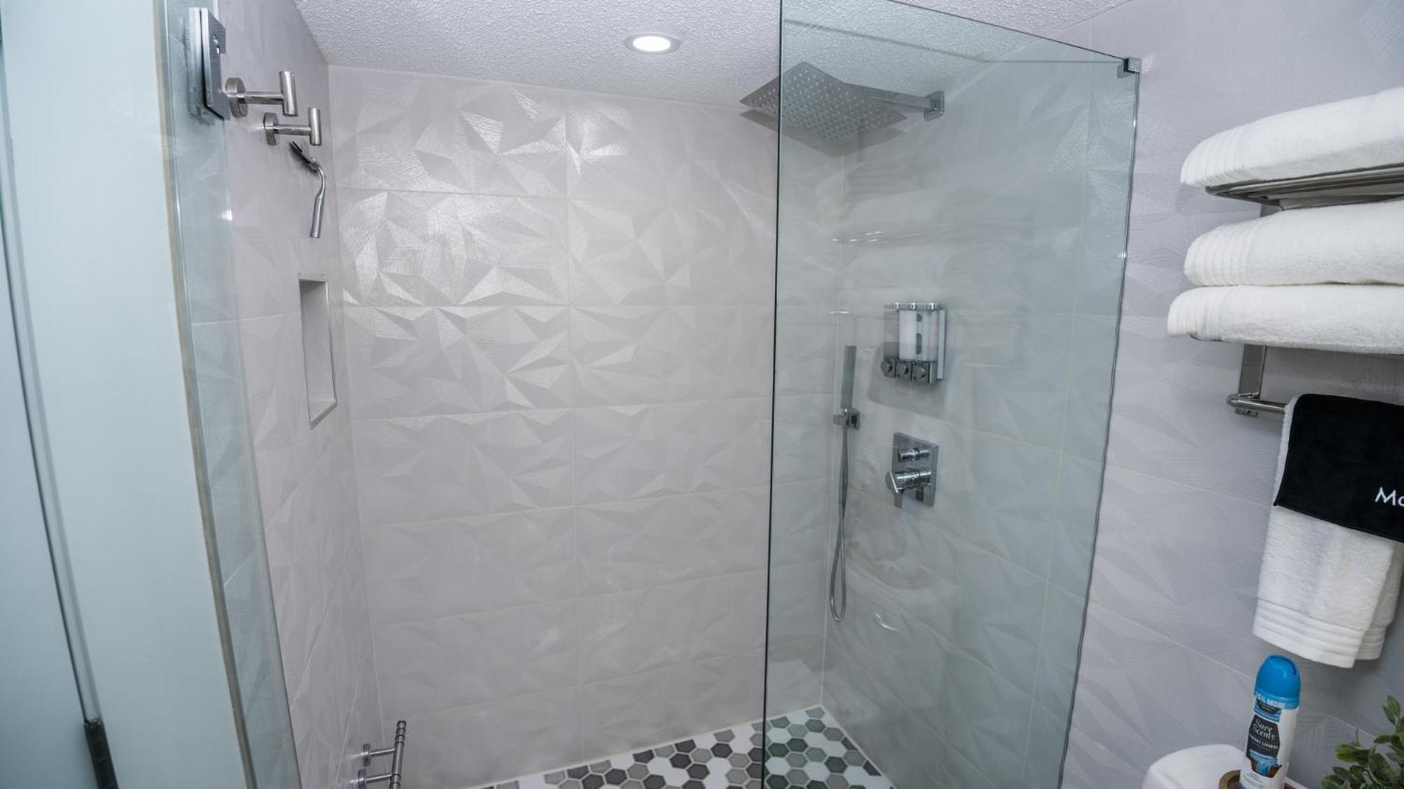 New Rental - 3Br 3Ba Corner Beachfront - 2024 Remodel - 3 Pools, Tiki Hut, Gym, Tennis Panama City Beach Eksteriør bilde